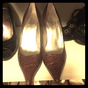 Brown snake skin guess pumps