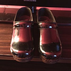 All black shiny Dansko clogs