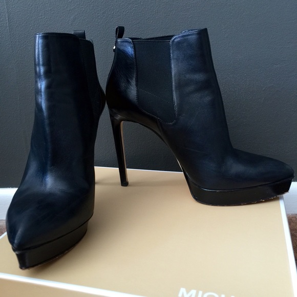 ✨HP x 2✨Gorgeous Michael Kors stiletto booties - Picture 3 of 4