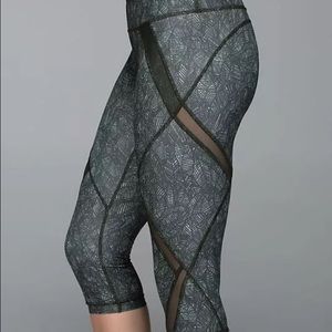 Lululemon Cool to Street Crop - Size 8 NWOT RARE!