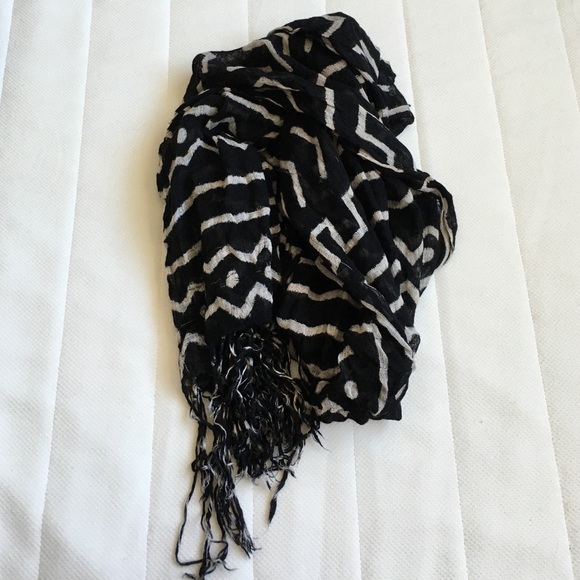 Urban Outfitters Black and White Aztec Print Scarf - Picture 1 of 2