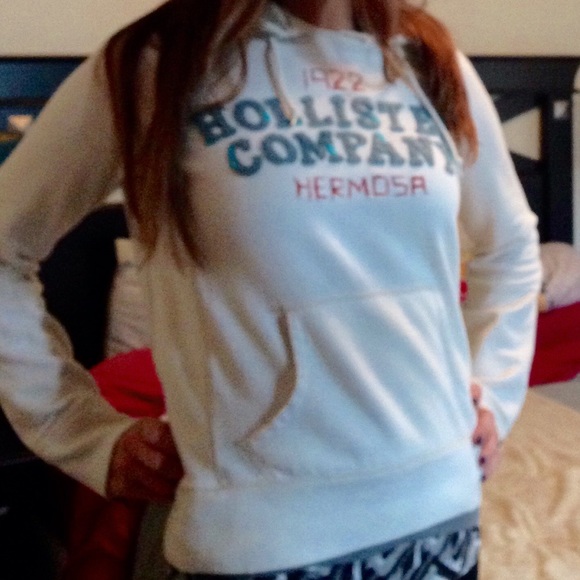 🎁 GIFTED 🎁 White Hollister Hoodie - Picture 2 of 4