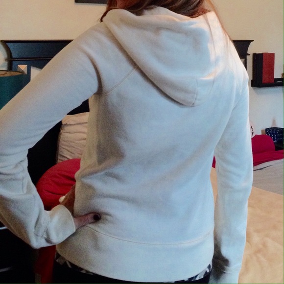 🎁 GIFTED 🎁 White Hollister Hoodie - Picture 3 of 4