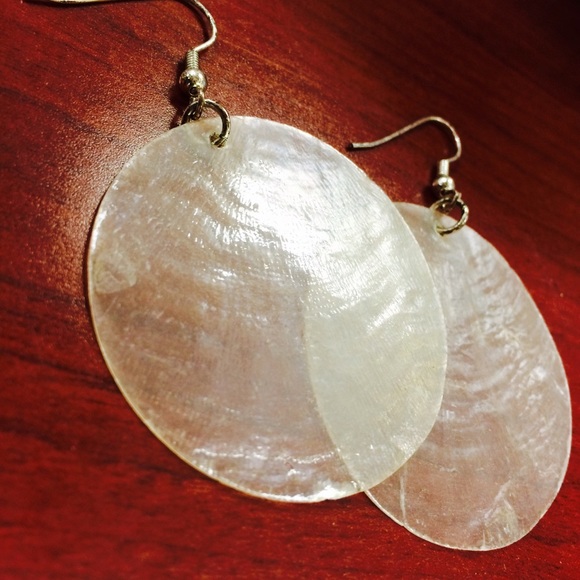 Jewelry - 💫Imitation Shell Dangle Earrings