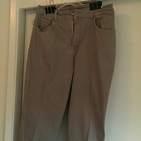 Gloria Vanderbilt Like New Jeans. - Picture 3 of 4