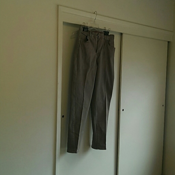 Gloria Vanderbilt Like New Jeans. - Picture 4 of 4