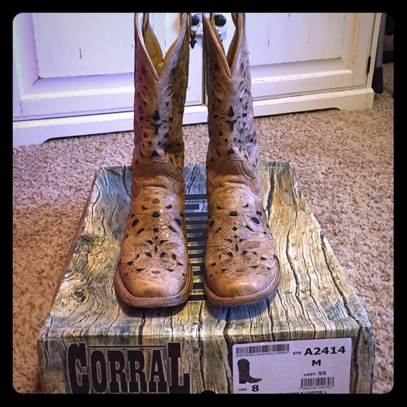 Corral Women's Boots Tan colored