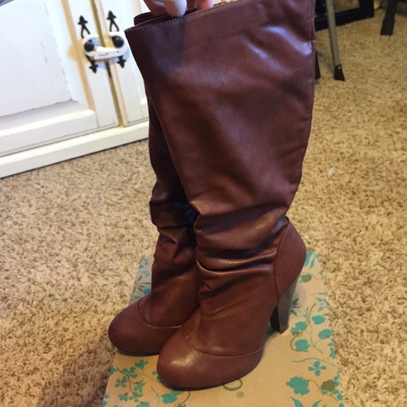 Brownish red Boots