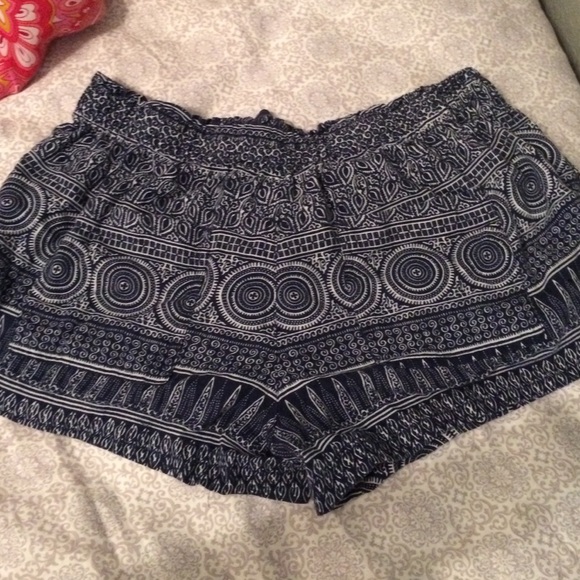 Patterned drawstring shorts. - Picture 2 of 2
