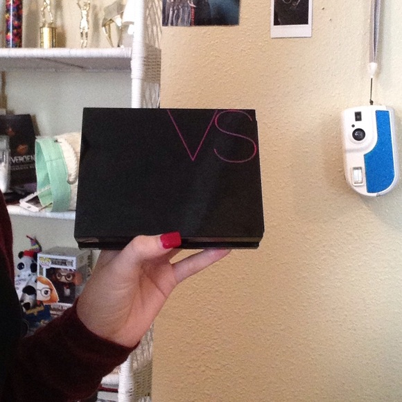 Victoria Secret "HELLO, BOMBSHELL!" Makeup kit - Picture 1 of 4