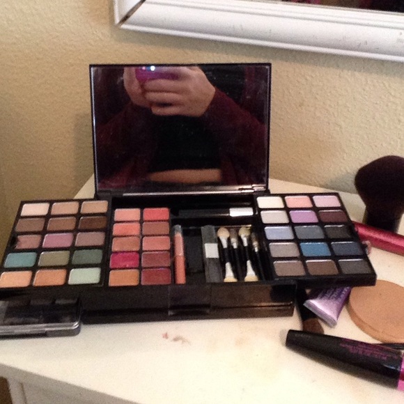 Victoria Secret "HELLO, BOMBSHELL!" Makeup kit - Picture 3 of 4