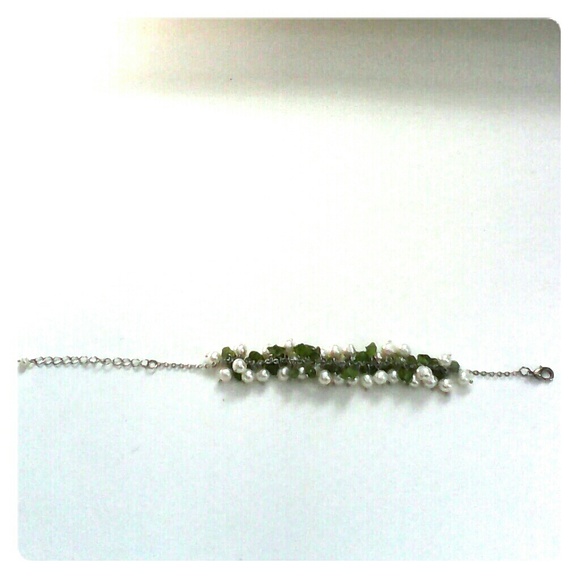 NEW Freshwater pearls with green stone