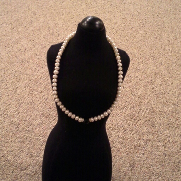 Freshwater pearl necklace with stone