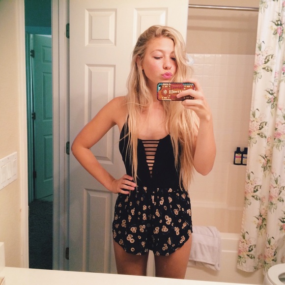 Brandy Melville Pants - Brandy Melville sunflower shorts
