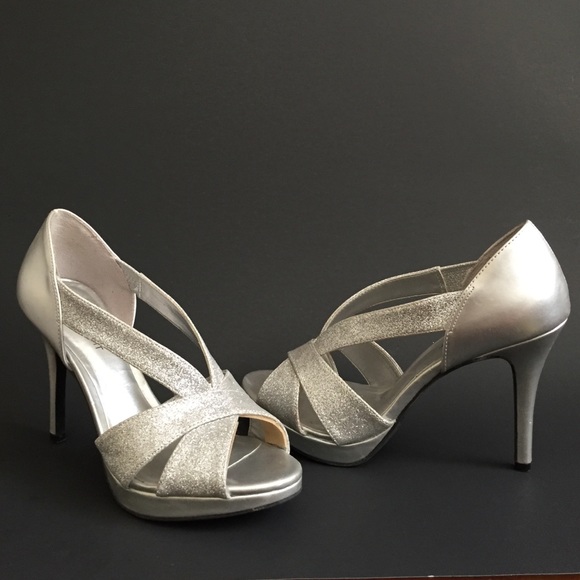 Silver glittery Fioni Night Size 7 heels.
