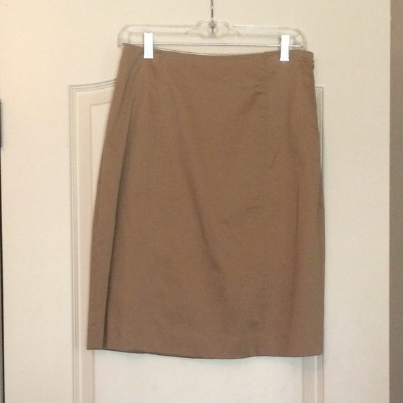 Gap skirt below the knee length