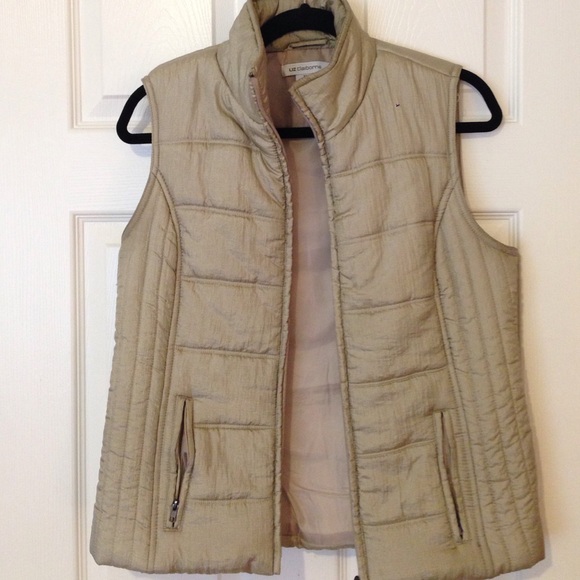 Liz Claiborne puffer vest! { beige }