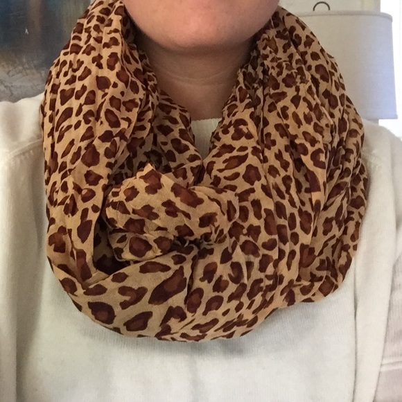 Leopard print scarf - Picture 2 of 3