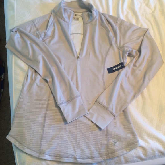 ON semi-fitted athletic top