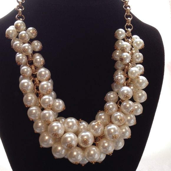 Full faux pearl statement necklace adjustable
