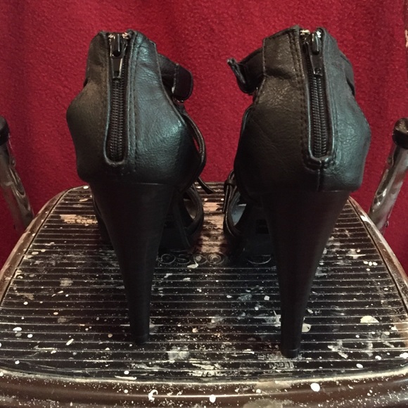 Three inch black buckle/zipper heels - Picture 2 of 3