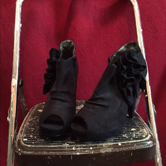 Three inch black ruffle heel NWOT - Picture 2 of 3
