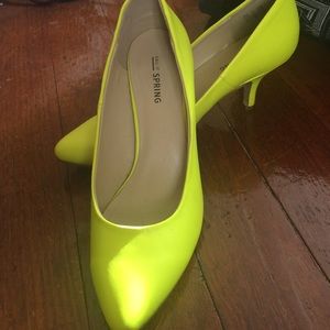 Electric yellow pumps
