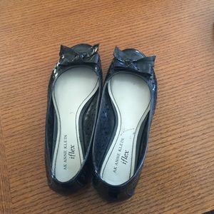 Comfy shoes black patent with bows