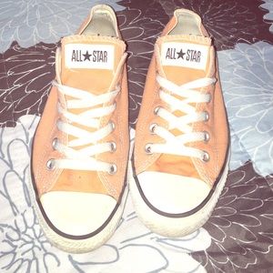 NEEDS TO GO!🎉 Peach Converse size 8 women, 6 men.
