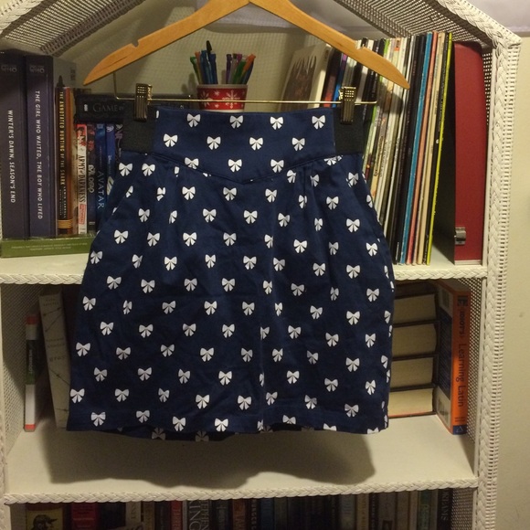Fitted A-line printed skirt with pockets! - Picture 1 of 2