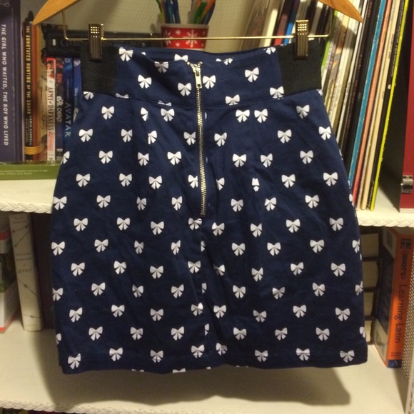 Fitted A-line printed skirt with pockets! - Picture 2 of 2