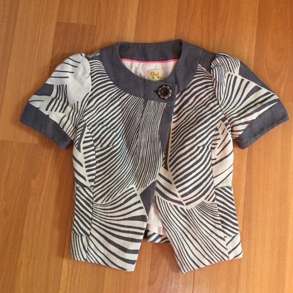 Adorable short-sleeve linen blazer