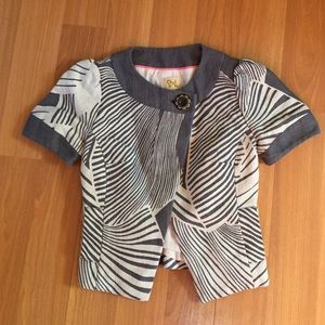 Adorable short-sleeve linen blazer