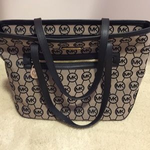 Shoulder Michael Kors purse. Never used.