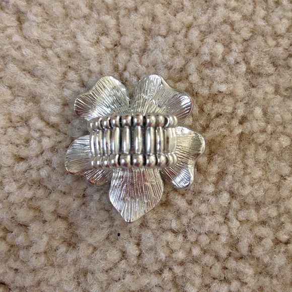 Silver and Grey Flower Ring - Picture 3 of 3