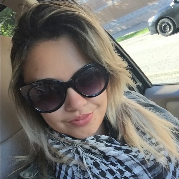 Meet your Posher, Fernanda - Picture 1 of 1