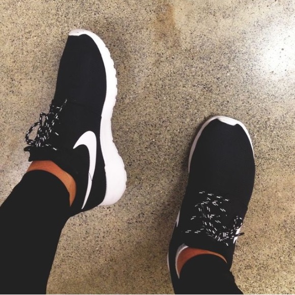 Black and white nike roshes