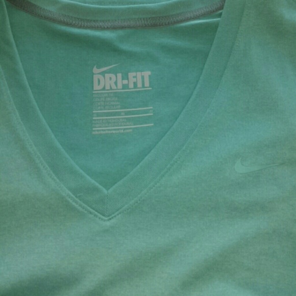 Nike dri fit tee Like New!!