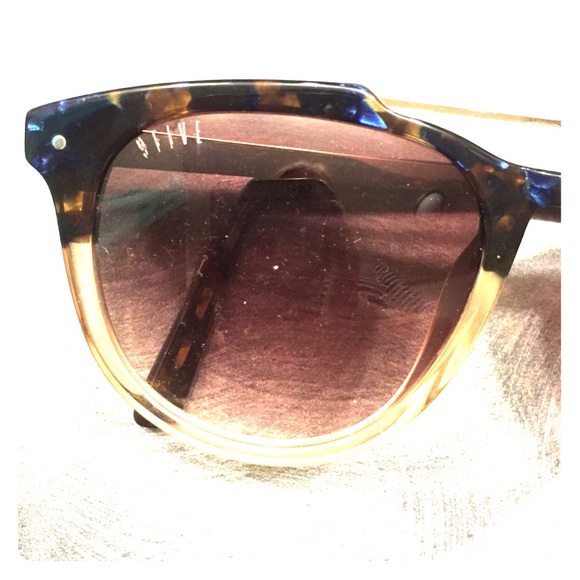 9FIVE Brand New sunglasses with case 😎
