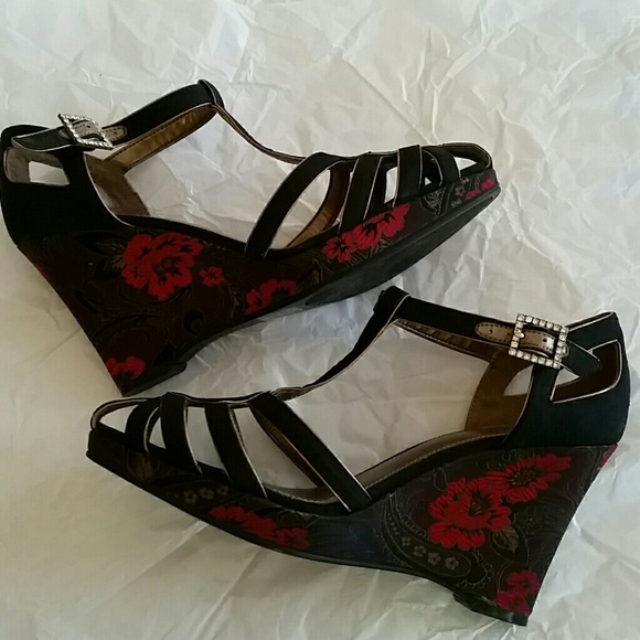 Shoes - Strappy looking wedges