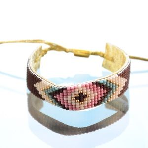 Rhomboid native design bracelet on leather (pk/bw)