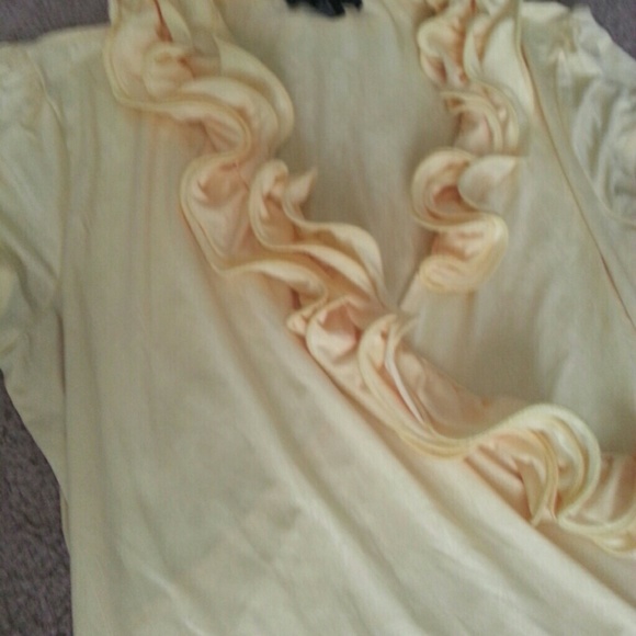❎Yellow Ruffle Shirt - Picture 3 of 4
