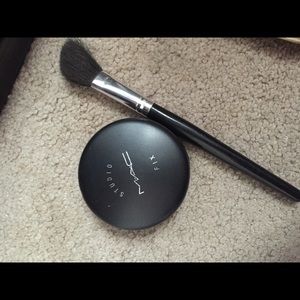 MAC powder with brush