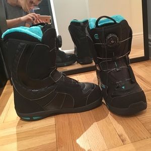 Salmon Ivy snowboarding boots. Black and green.