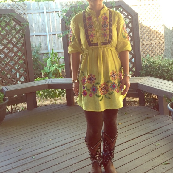 Tunic dress with ethnic embroideries.