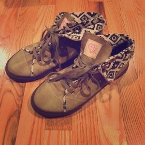 Rock and candy skate shoes with Aztec print