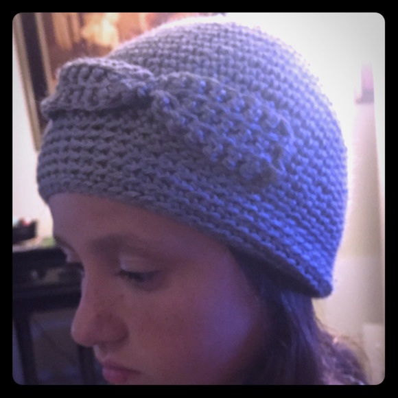 Girls gray hat.