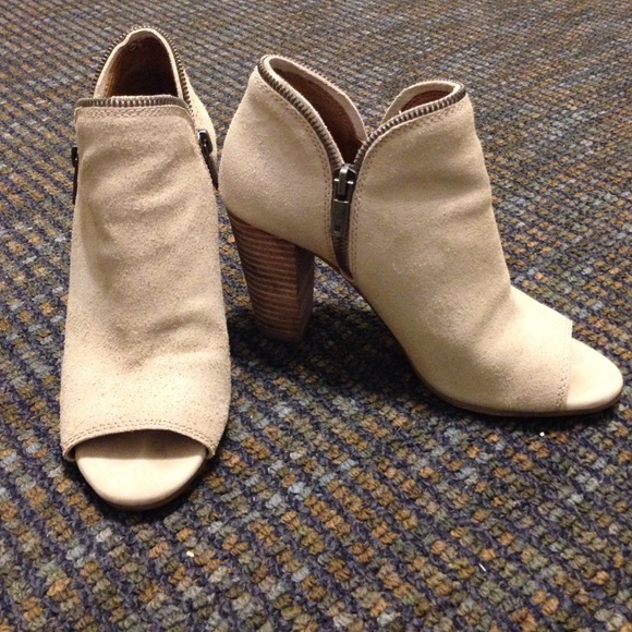 Beige open toed booties🎉