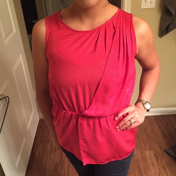 🚫SOLD IN BUNDLE!🚫Chic sleeveless blouse! - Picture 2 of 4