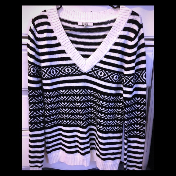 🚫SOLD🚫 Patterned Sweater - Medium